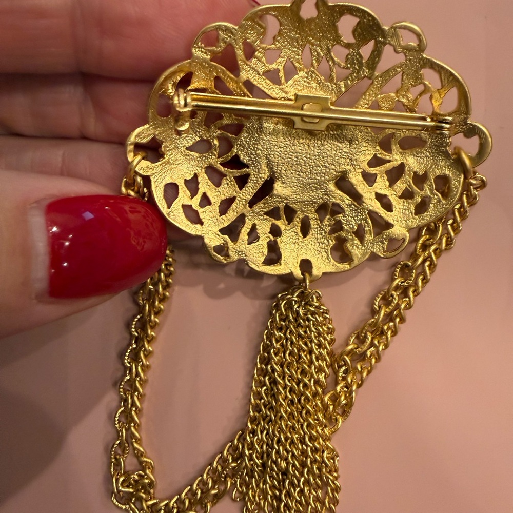 Elegant Gold Brooch with Black Accent - Picture 4 of 6